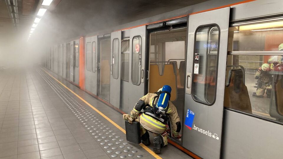 Metrohalte Brussel-Zuid Geëvacueerd Na Brand Onder Metrostel | VRT NWS ...