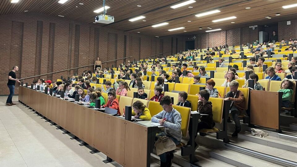 180 kinderen voor een dag student aan de Kinderuniversiteit van UHasselt VRT NWS nieuws