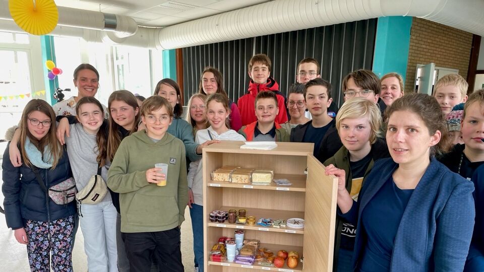 School Uit Brugge Gebruikt "voedselkast" Met Gratis Eten Voor Kinderen ...