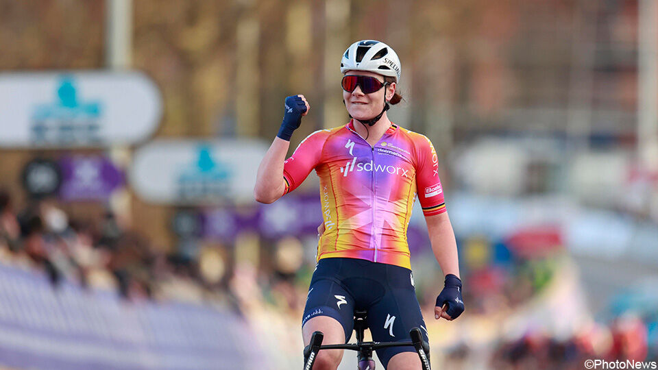 Lotte Kopecky maakt het zegegebaar in de Omloop: zondag opnieuw in de Ronde?