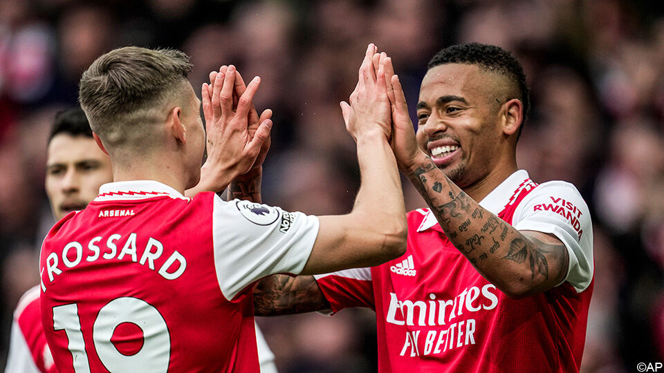 Leandro Trossard en Gabriel Jesus vieren het 3e doelpunt van Arsenal.