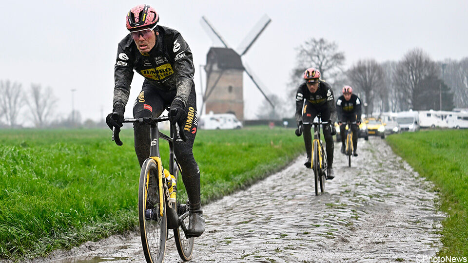 Dylan van Baarle verkende gisteren de kasseien waarop hij vorig jaar naar de triomf vlamde in Parijs-Roubaix.