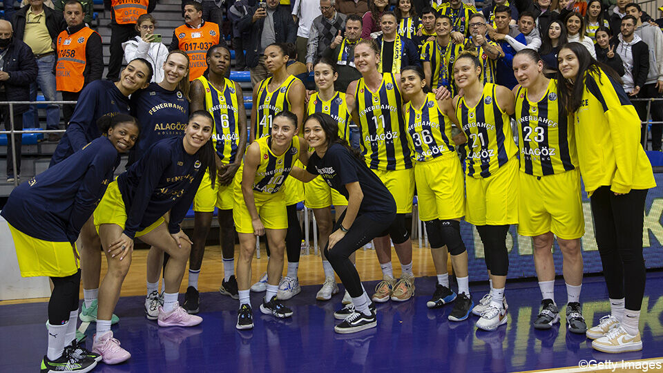 Het sterrenensemble van Fenerbahçe, met centraal Emma Meesseman (11).