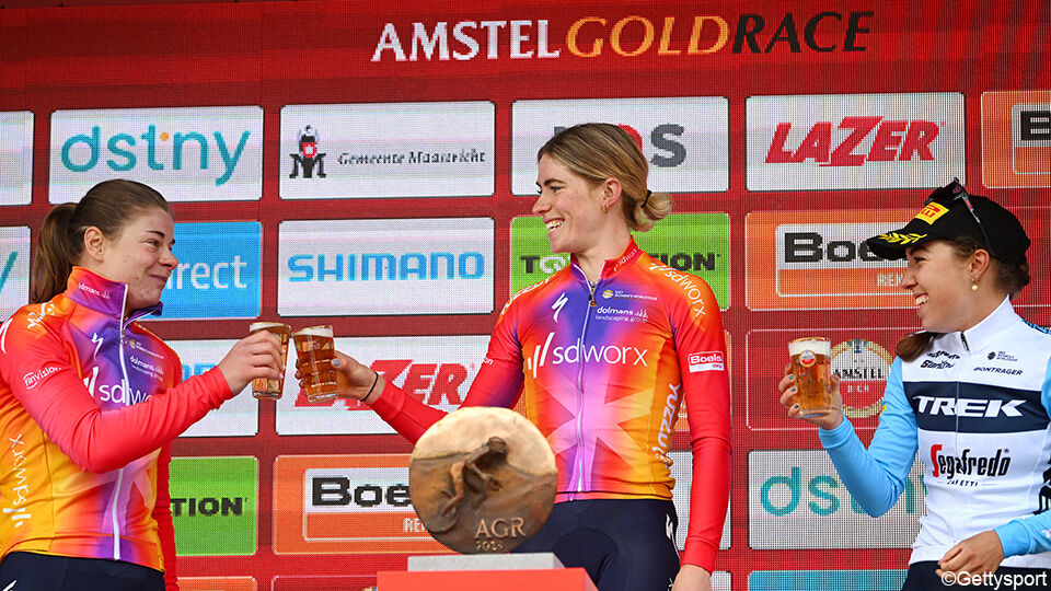 Ploegmates Lotte Kopecky (l) en Demi Vollering (m) op het podium van de Amstel Gold Race.
