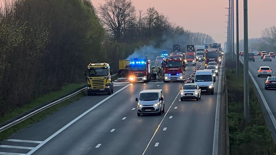 Verkeershinder Op E40 Door Brandend Voertuig Is Voorbij | VRT NWS: Nieuws