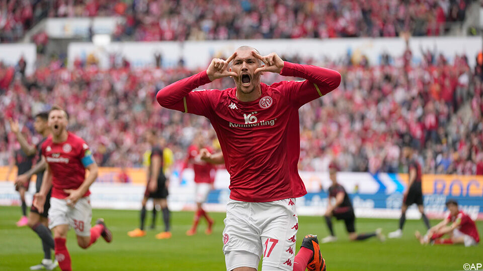 Mainz-speler Ajorque viert zijn doelpunt.
