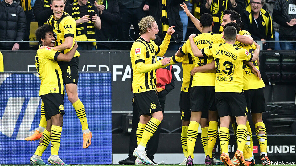 Dortmund-spelers vieren.