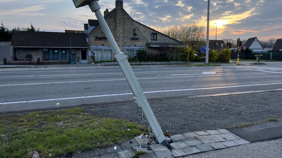 Flitspaal in Nieuwpoort kan alleen nog lucht flitsen na aanrijding, dronken bestuurder moet Flitspaal in Nieuwpoort kan alleen nog lucht flitsen na aanrijding, dronken bestuurder moet