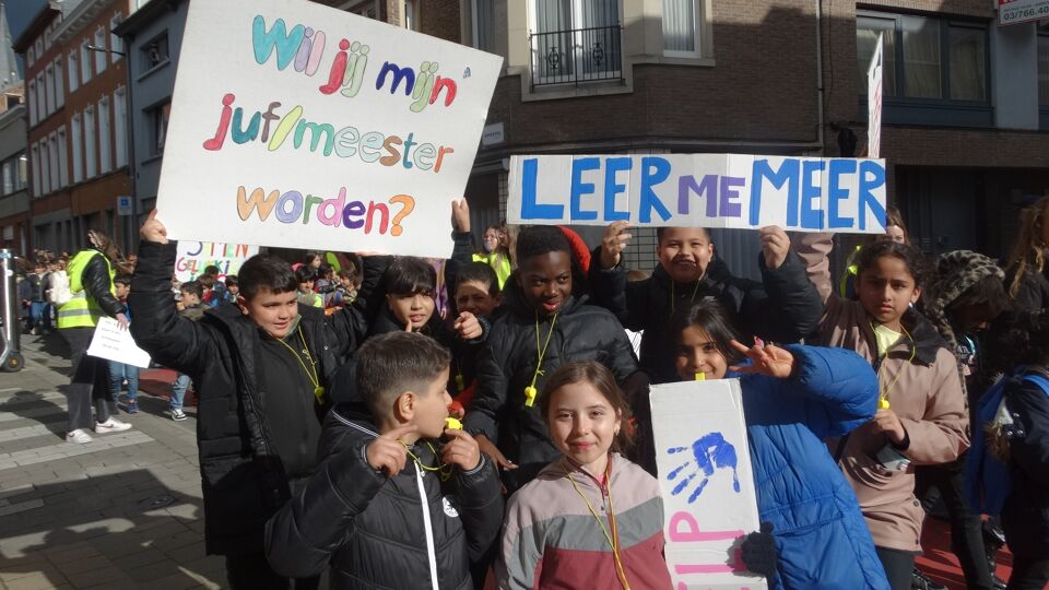 Kinderen Trekken Langs Middelbare Scholen In Sint-Niklaas Om ...