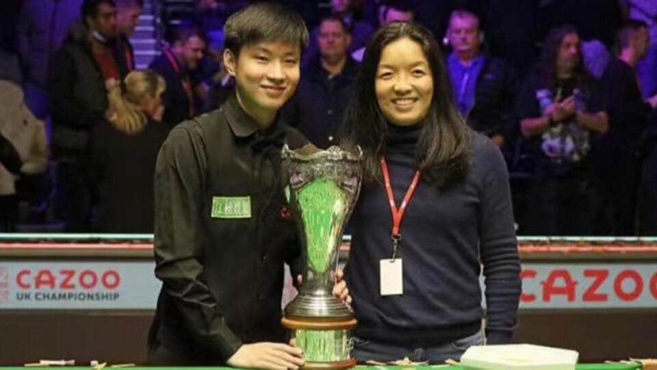 Victoria Shi en Zhao Xintong (l), een van de verdachten in het Chinese snookerschandal.