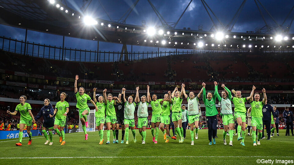 De vrouwen van Wolfsburg vieren een feestje.