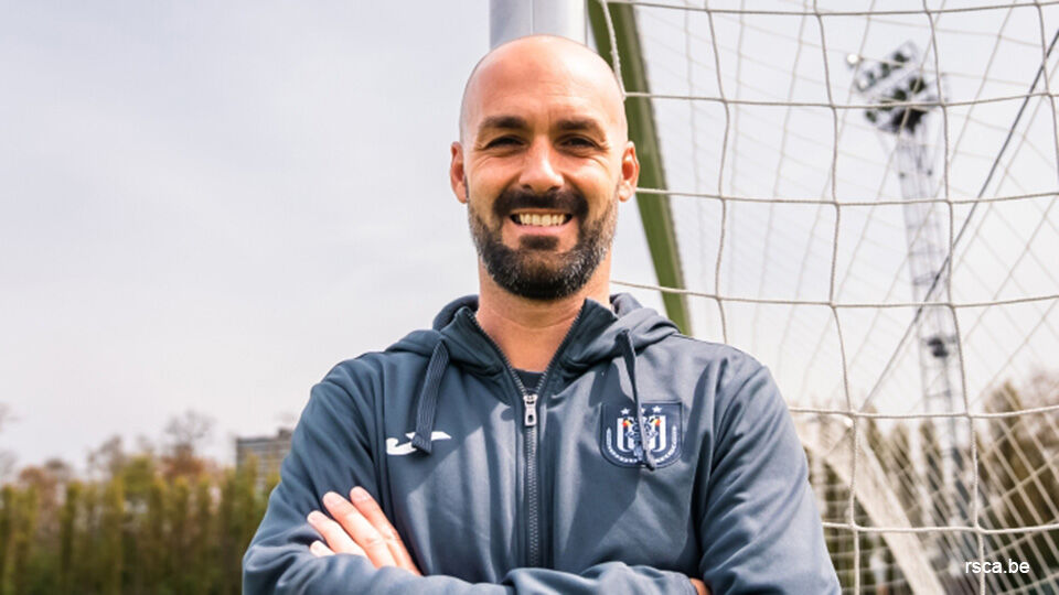 RSCA Futures' head coach Robin Veldman talks to his players after a soccer  match between RSC, Stock Photo, Picture And Rights Managed Image. Pic.  VPM-43653717