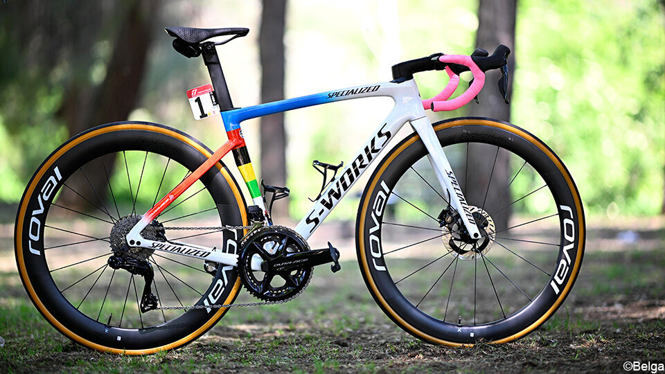 Regenboogkleuren en roze stuurlint: de Giro-fiets van Remco Evenepoel is bijzonder kleurrijk.
