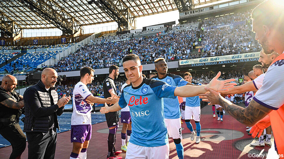 De spelers van Fiorentina vormen een erehaag voor Napoli.