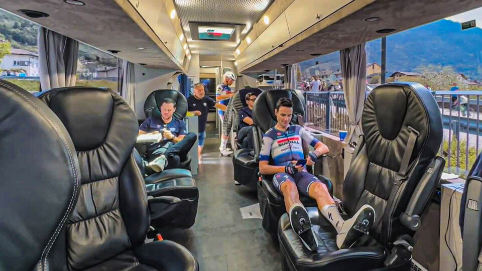 Evenveel ploegleiders als renners in de ploegbus van Soudal-Quick Step.