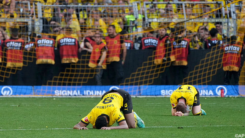 Spelers van Dortmund vieren.