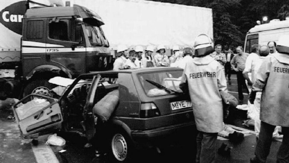 Het wrak van de Volkswagen Golf waarin Drazen Petrovic verongelukte.
