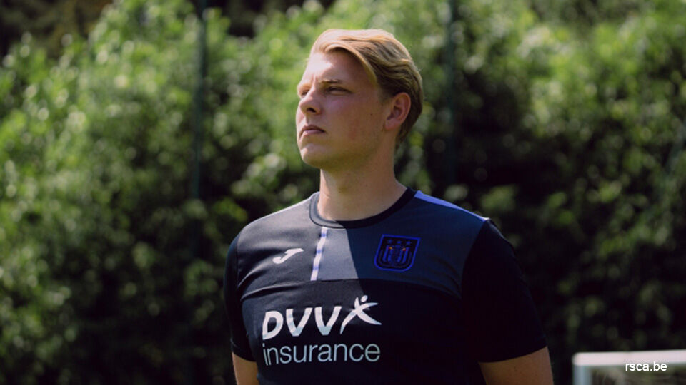 RSCA Futures' head coach Robin Veldman talks to his players after a soccer  match between RSC, Stock Photo, Picture And Rights Managed Image. Pic.  VPM-43653717