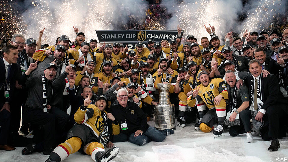 De Vegas Golden Knights poseren met de Stanley Cup.
