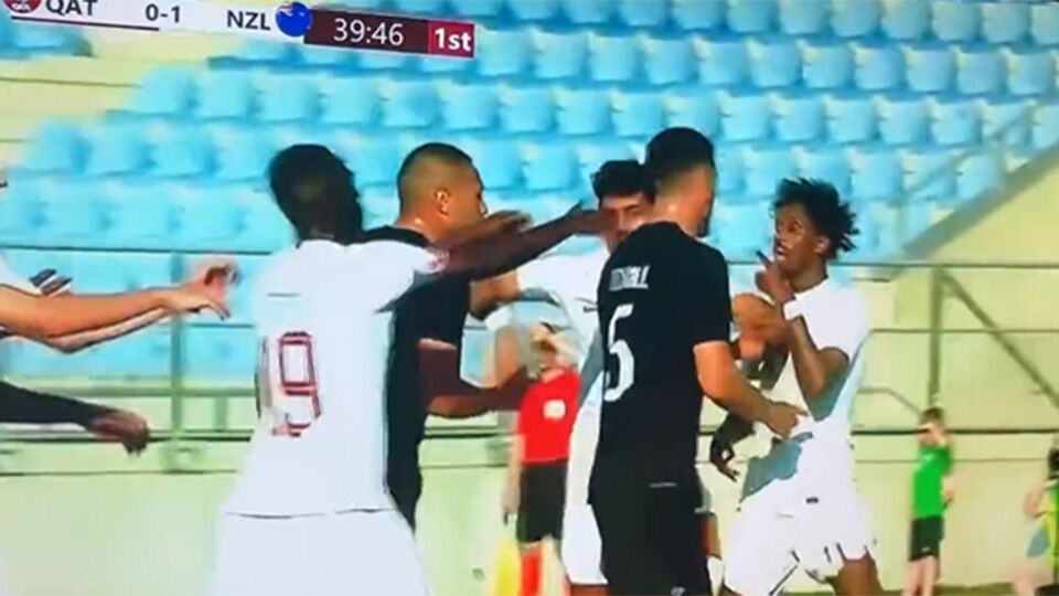 Het moment waarop een Qatarese speler en Michael Boxall (zwart shirt) in de clinch gaan met elkaar.