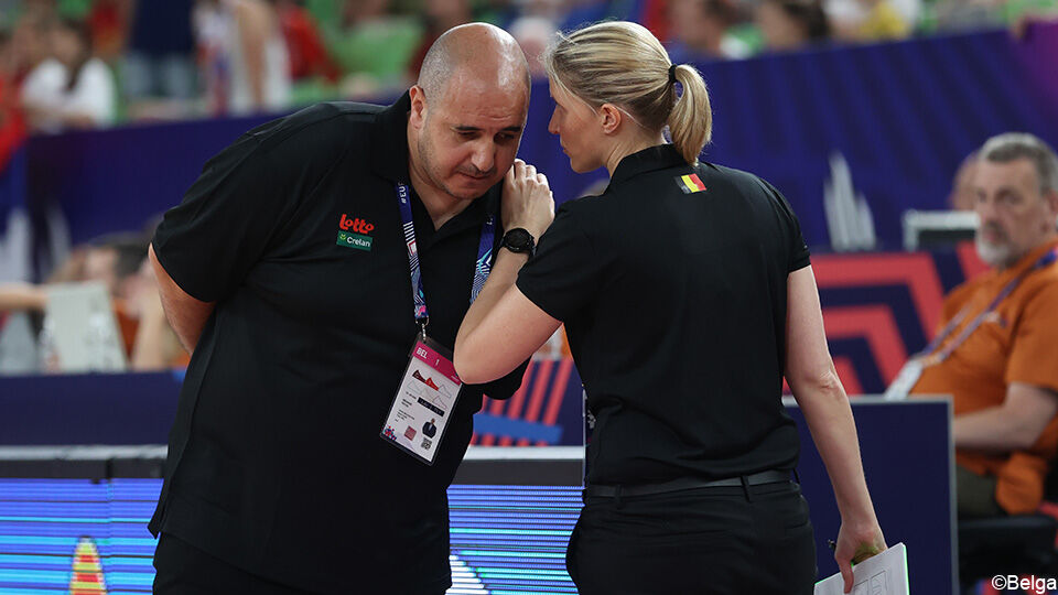 Jill Lorent overlegt met bondscoach Rachid Méziane: de assistent-coach is de architect van de sterke Belgische verdediging.