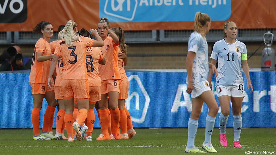 De Nederlandse dames vieren een doelpunt tegen de Red Flames.