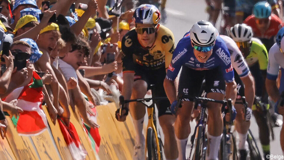 Van Aert moest in rit 3 in de Tour van 2023 ook de benen stilhouden.