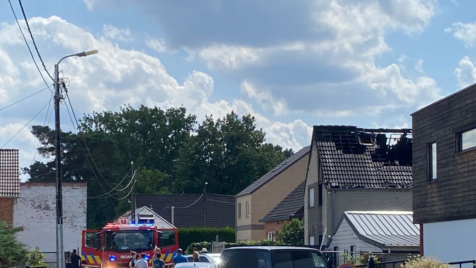 Dak Gaat In Vlammen Op Bij Uitslaande Woningbrand In Hever | VRT NWS ...