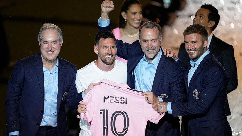 Lionel Messi met de clubleiding van Inter Miami, rechts herkent u mede-eigenaar David Beckham.