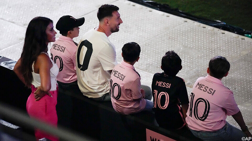 Lionel Messi en familie genieten tijdens de voorstelling.