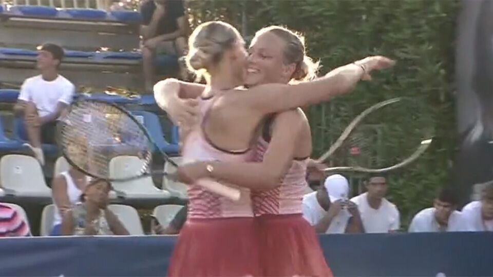Kimberly Zimmerman en Yana Sizikova vallen elkaar in de armen.