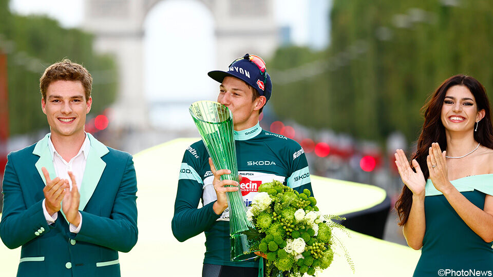 Jasper Philipsen viert zijn groene trui op de Champs-Elysées, die volgend jaar niet in het Tour-parcours zit.