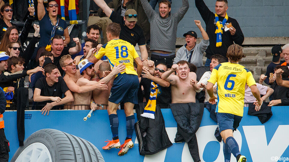 Haugen viert met de supporters van Union, naast huidig Club-speler Casper Nielsen.