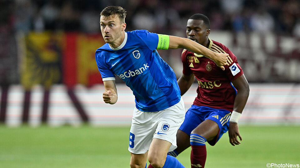 KRC Genk-speler Bryan Heynen wordt achtervolgd op het veld door een speler van FC Servette.