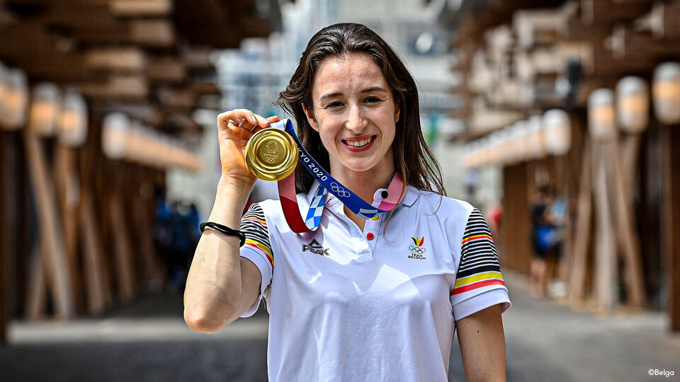 Nina Derwael toont haar olympisch goud van Tokio.