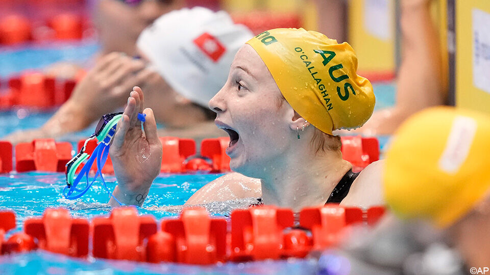 Mollie O'Callaghan kan het amper geloven: ze heeft zonet een wereldrecord gezwommen.