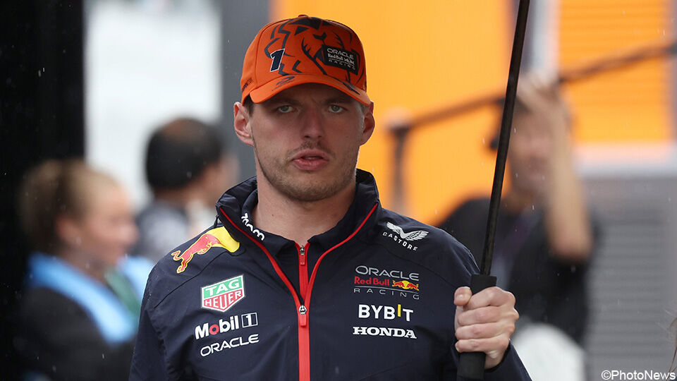 Max Verstappen in het regenachtige Spa, mét paraplu.