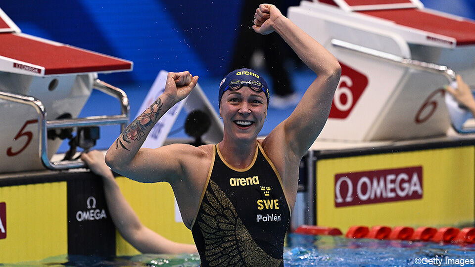 Sarah Sjöström won goud en brak haar eigen wereldrecord in nauwelijks enkele minuten tijd.