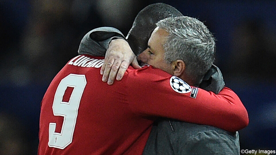 Romelu Lukaku en José Mourinho omhelzen elkaar in hun Manchester United-periode.