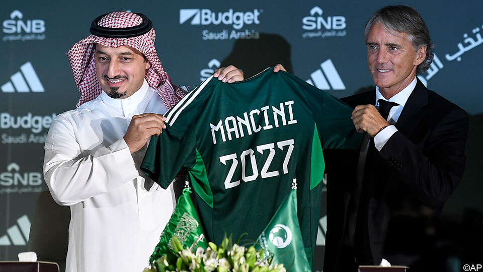 Roberto Mancini poseert met een truitje van de Saudische nationale ploeg.