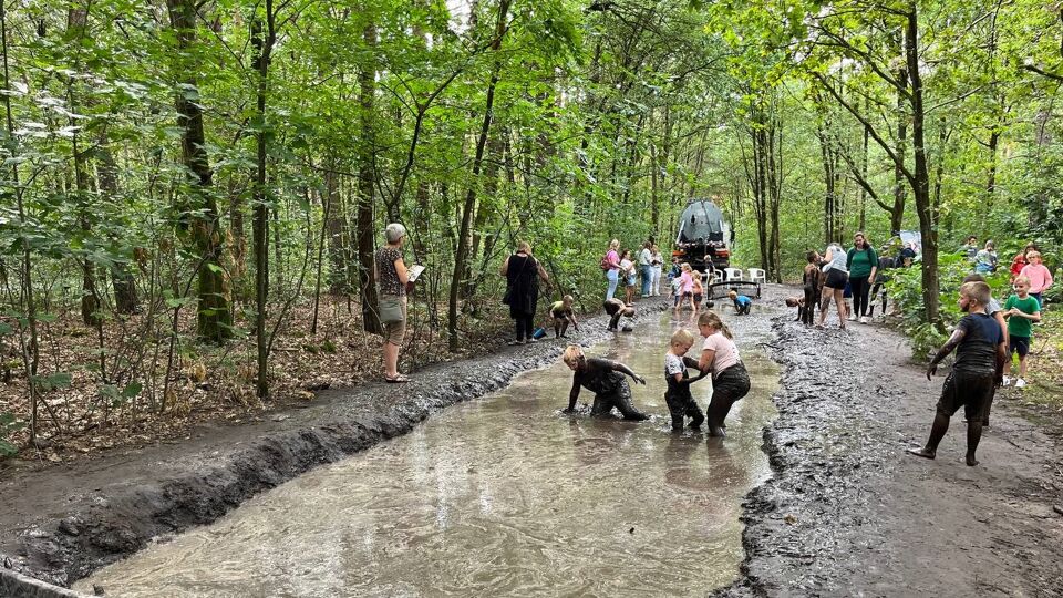 Van kop tot teen in de modder: Modderdag in Hechtel-Eksel lokt zo'n 500 ...