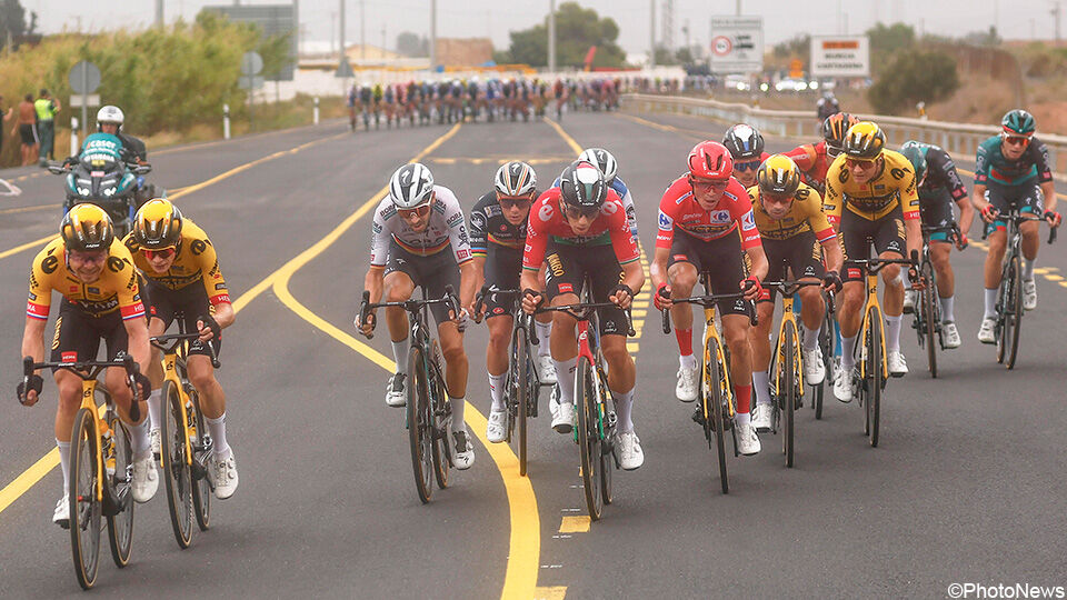 Het vloog meermaals op de kant in rit 9 van de Vuelta.