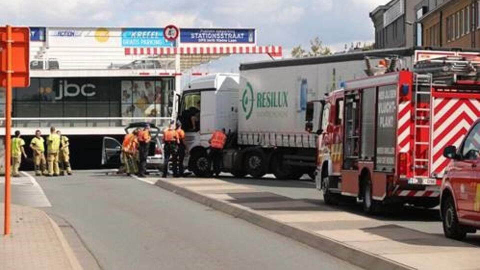 Vrachtwagen Kan Niet Onder Brug, Maakt Manoeuvre En Botst Met Auto In ...