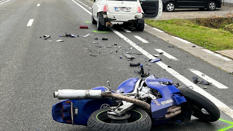 Motorrijder (24) Zwaargewond Nadat Hij Op Wagen Inrijdt In Ichtegem ...