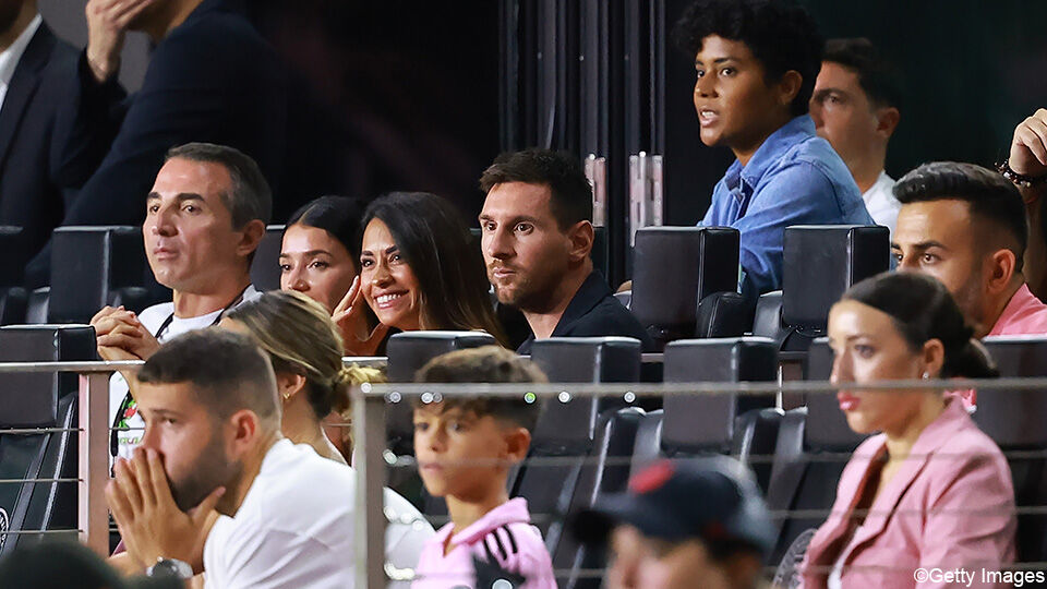 Lionel Messi en zijn familie kijken toe vanuit de tribunes.