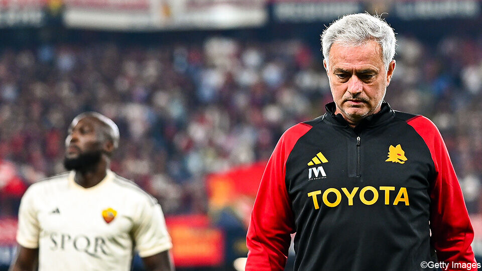 José Mourinho druipt ontgoocheld af na de nederlaag in Genua, met Romelu Lukaku in zijn zog.