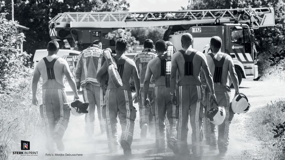 Brandweer van Kortemark brengt "vurigste" kalender ooit uit VRT NWS