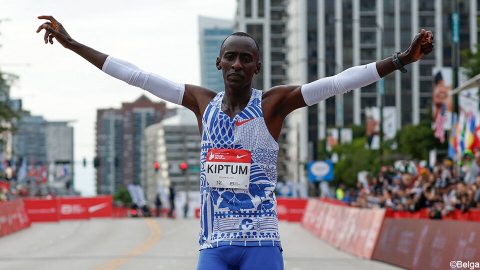 Kelvin Kiptum verbeterde gisteren het wereldrecord op de marathon in Chicago.