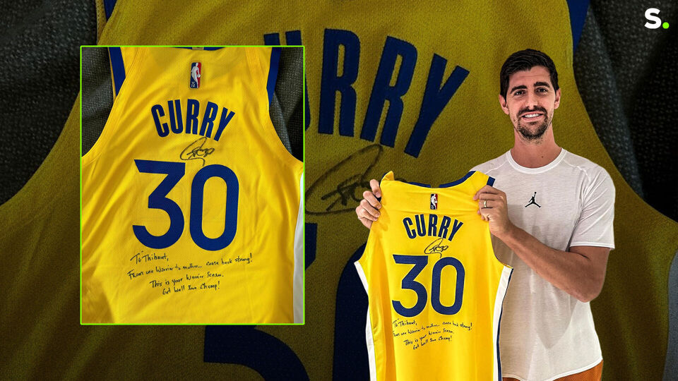 Thibaut Courtois poseert met zijn truitje van Stephen Curry.