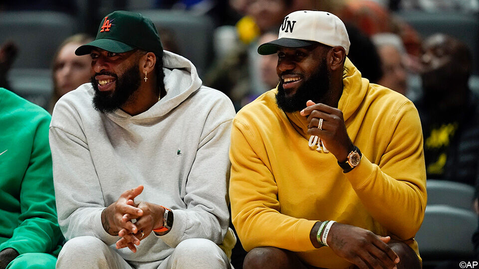 Lakers-sterren Anthony Davis en LeBron James samen op de bank: dit wil de NBA vanaf nu nog zo weinig mogelijk zien.